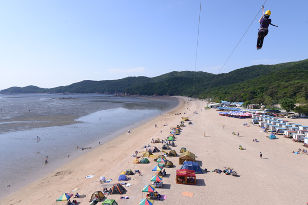 무의도 하나개 해수욕장에서는 짚와이어를 타볼 수 있다. (출처=조선닷컴 DB)