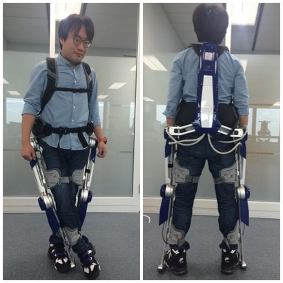현대차 의왕중앙연구소 인간편의팀 현동진 박사가 입는 로봇 H-LEX 2.0을 착용하고 동작을 보여주고 있다. /현대차 제공