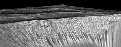 화성의 가르니 분화구 안쪽 벽면에 수직으로 이어진 어두운 선들은 길이가 100m를 넘는다. NASA 과학자들은 이 선들이 염분(鹽分)을 포함해 영하에도 얼지 않는 물이 흘러가는 모습임을 밝혀냈다.