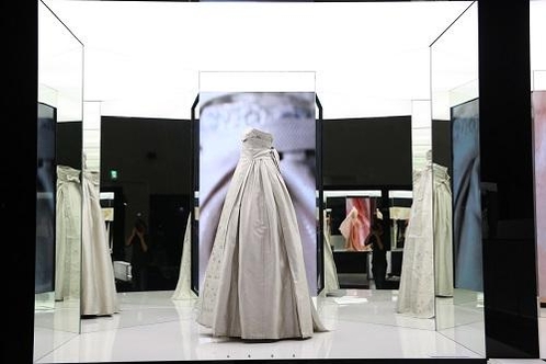 DDP 전시장에 걸린 50억 짜리 플래티넘 한복 드레스.