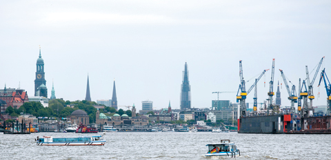 독일 함부르크 항구 너머로 보이는 도시의 전경. 지난 2008년 전 세계적인 금융위기 이후 독일의 수출이 크게 늘면서 독일 최대 항구 함부르크항(港)은 수출 컨테이너가 계속 몰려들고 있다.
