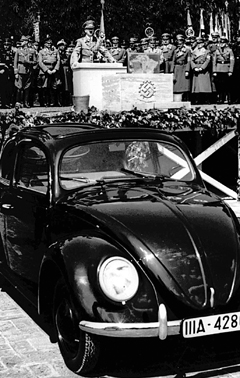 독일 나치 독재자 아돌프 히틀러가 1938년 5월 26일 니더작센주에 새로 들어선 폴크스바겐 자동차 공장 개장식에서 연설하고 있다. 히틀러는 폴크스바겐에 ‘국민차’ 비틀(Beetle)을 만들라고 지시한 장본인이다.
