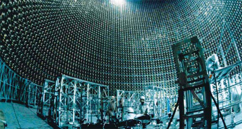 일본 기후현 히다시 가미오카 폐광 지하에 있는 중성미자 검출 실험 연구소 ‘수퍼 가미오칸데(Super-Kamiokande)’. 일본 정부가 1995년 1000억원을 들여 확장한 이 시설에서 2002년과 올해 노벨 물리학상이 탄생했다. 거대한 물탱크와 6000개의 검출장치로 이뤄져 있다. 