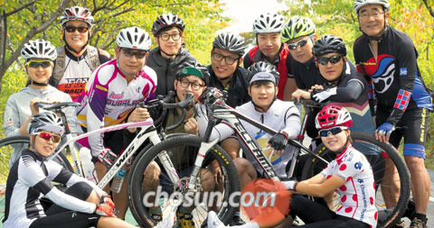 ‘두 바퀴로 달리는 신(新)조선통신사’자전거팀 한국 대원들이 지난 4일 서울 잠실한강지구에서 훈련을 갖고 호흡을 맞췄다.