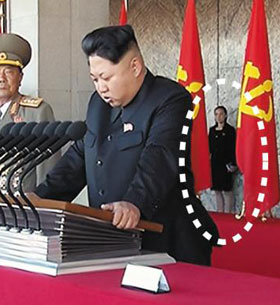김정은 노동당 제1비서의 여동생 김여정(점선) 당 선전선동부 부부장이 김정은의 연설 도중 왔다 갔다 하는 모습이 생중계 화면에 잡혔다.