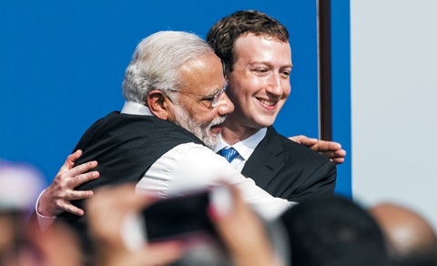 인도의 나렌드라 모디(왼쪽) 총리가 지난달 27일(현지 시각) 미국 페이스북 본사를 방문해 마크 저커버그 CEO와 포옹하고 있다