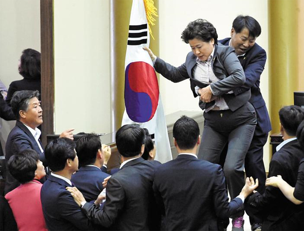 左편향 교과서, 전체 한국사 교과서 매출 90% 독식