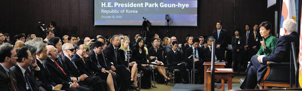 박근혜 대통령이 15일(현지 시각) 미국 워싱턴 전략국제문제연구소(CSIS)에서 연설을 마친 뒤 참석자들의 질문에 답하고 있다.