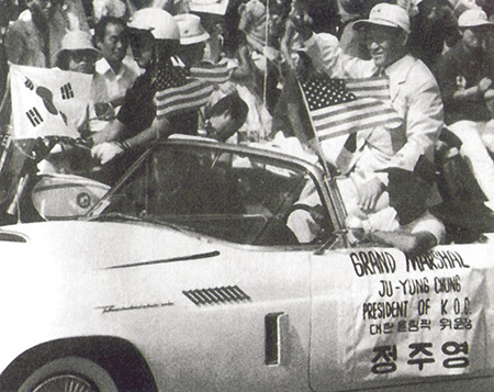 1984 LA 올림픽에 참석해 교민들의 환영을 받고 있는 대한올림픽위원장 정주영. /주간조선