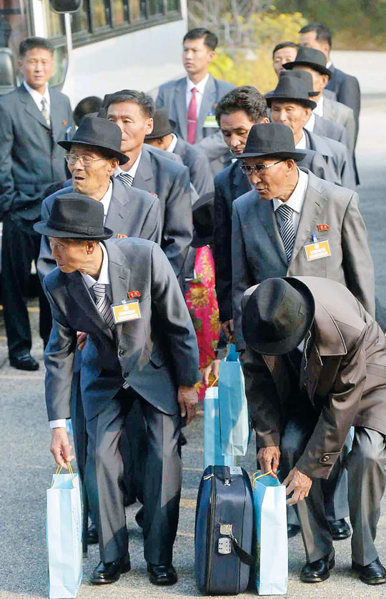 북측 이산가족들이 이산가족 상봉 행사 이틀째인 21일 북한 금강산 호텔에서 남측 가족에게 전달할 선물을 들고 이동하고 있다.