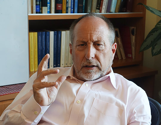 윌리엄 바넷 미국 스탠퍼드대 경영대학원 교수는 9월 스탠퍼드대 캠퍼스에 있는 그의 연구실에서 만나자마자 한국에 갔던 이야기부터 꺼내며 한국 기업에 대한 관심을 드러냈다. /팰로앨토(미국)=김남희 조선비즈 기자