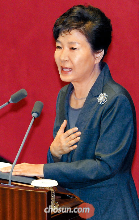 박근혜 대통령이 27일 국회 본회의장에서 2016년도 예산안과 관련한 시정연설을 하고 있다.