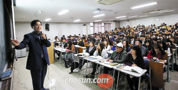 28일 오후 서울 신수동 서강대학교 김대건관 2층 강의실에서 한동일 신부가 학생들에게 라틴어를 가르치고 있다. 라틴어는 배우기가 어려워 많은 대학에서 폐강 위기에 몰렸지만 한 신부의 강의는 항상 만원이다. 