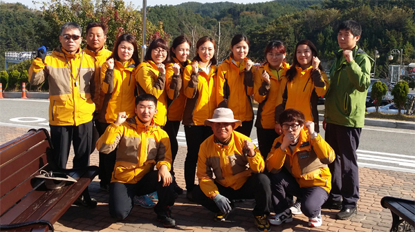 통영관광개발공사 임직원들이 30일 경남 통영시 한려수도 케이블카 탑승장 앞 광장에서 “파이팅”을 외치고 있다.