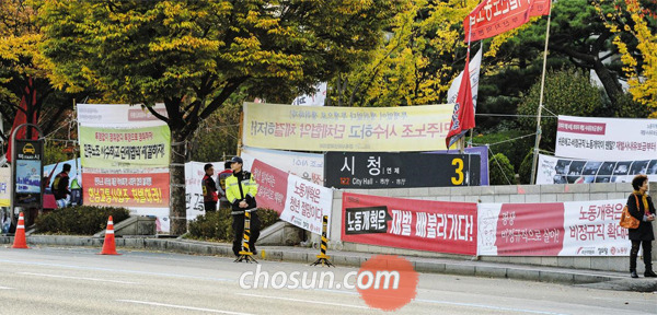 5일 오후 부산시청 정문 광장 가로수 사이에 시위 문구가 쓰인 현수막이 빼곡하게 걸려 있다. 올해 부산시청 주변에서만 799건의 시위·집회가 열렸다.