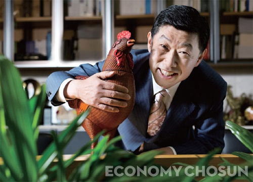 김홍국 하림그룹 회장이 닭 모형을 껴안고 환하게 웃고 있다. /이신영 조선영상미디어 기자