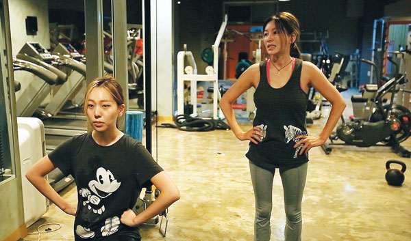 12일 밤 11시에 방송되는‘엄마가 뭐길래’2회에서는 패션위크에 함께 모델로 서기 위해 특별 운동에 돌입한 황신혜(오른쪽)와 그의 딸 이진이의 모습이 나온다.