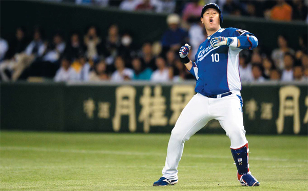 마음껏 춤춰라, 야구는 9회부터 - 4번 타자 이대호가 이날 친 안타는 딱 한 개였다. 하지만 한국 야구에 꼭 필요한 황금 같은 결승타였다. 9회 초 이대호가 안타를 때리고 마치 춤을 추듯 환호하는 순간 일본 야구의 심장 도쿄돔이 얼어붙었다.