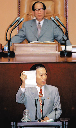 박계동은 1995년 10월 19일 국회 대정부 질문에서 ‘노태우 비자금 4000억원’을 폭로했다. 그의 뒤에 당시 황낙주 국회의장이 보인다.
