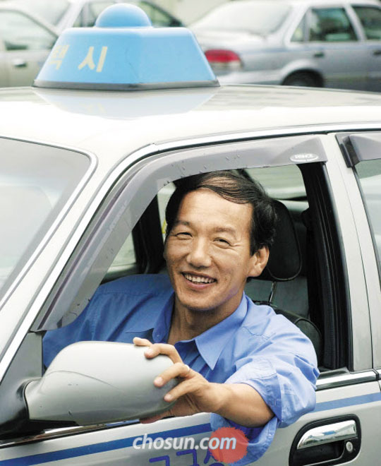 15년 전 택시 운전 기사 시절 박계동이 택시와 첫 인연을 맺은 것은 지난 2000년이었다. 서울 강서구 화곡동 금구상운에서 11개월간 일했던 그는 당시 “평범한 시민의 삶이 궁금해 운전대를 잡게 됐다”면서 “사납금 채우느라 점심 먹기도 힘들었다”고 했다. 15년전 인터뷰 때의 모습.