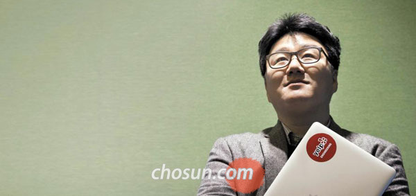 25일 경기도 분당의 네이버 사옥에서 미국 실리콘밸리 개발자 강태훈씨가 현재 재직 중인 회사‘옐프’로고가 붙은 노트북을 안고 있다.