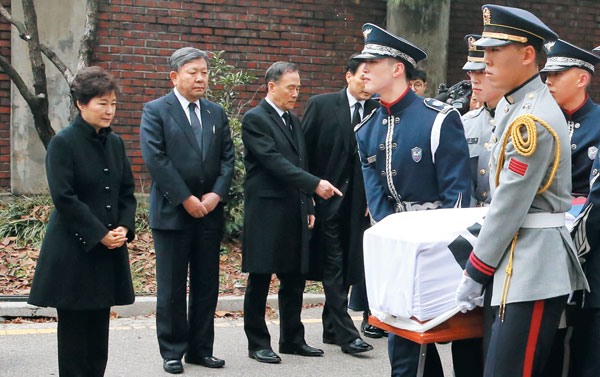 박근혜 대통령이 26일 서울 종로구 서울대병원 장례식장에서 김영삼 전 대통령의 유해가 운구되는 모습을 지켜보고 있다.
