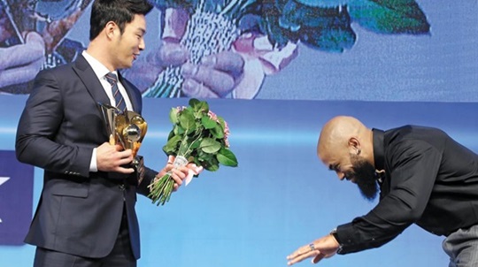 24일 MVP에 뽑힌 뒤 경쟁자였던 넥센 박병호에게 큰절 시늉을 하는 테임즈.