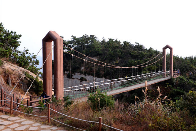 욕지도의 대표명소 '출렁다리'