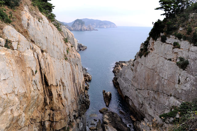 출렁다리에서 확인할 수 있는 바다 협곡.