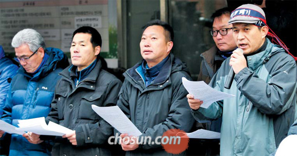 27일 오전 서울 종로구 조계사 인근 불교여성개발원 앞에서 민노총 지도부가 한상균 위원장의 거취 관련 기자회견문을 대독하고 있다. 당초 기자회견을 진행하기로 했던 한 위원장은 모습을 드러내지 않았다. 