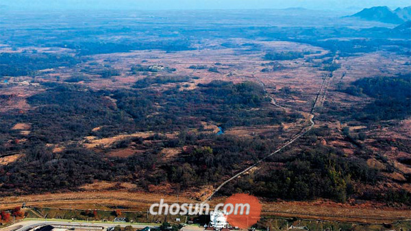 궁예가 세웠던 태봉국 도성터… DMZ 한가운데에 잠들어 있다 - 취재 헬기에서 내려다본 강원도 철원 비무장지대(DMZ)의 옛 태봉국(泰封國) 궁예도성터. 이곳은 궁예가 905년 송악(개성)에서 철원으로 도읍을 옮기면서 지어져 918년 왕건에 의해 폐위당할 때까지 사용됐다. 문화재 전문가들은 “이 지역에 국보급 문화재가 다수 매장돼 있을 가능성이 있다”며 “남북이 공동 발굴해야 한다”고 주장했다. 