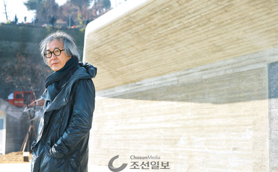 자신이 설계한 봉안담 앞에 선 승효상.