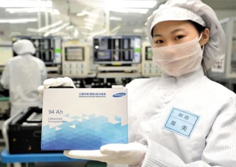 중국 산시성 시안에 있는 삼성SDI 전기차 배터리 공장에서 한 직원이 생산된 제품을 들어 보이고 있다. / 삼성SDI 제공