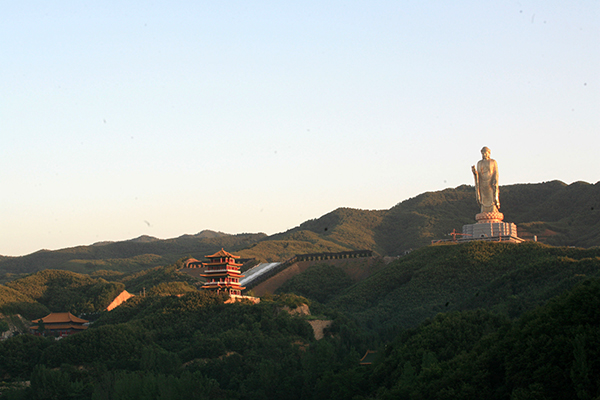 멀리서 바라본 중원대불경구.