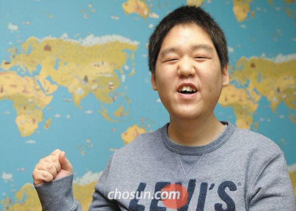 태어날 때부터 근육병을 앓아 온 전병건군이 10일 서울 성북구 자택에서 주먹을 쥐고 환하게 웃고 있다.