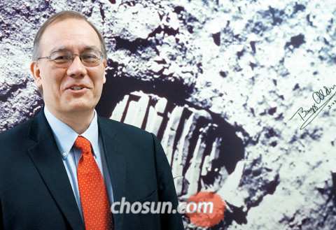 스콧 페이스 미 우주정책연구소 소장은 “우주 산업에 대한 기업인들의 관심이 높아진 만큼 우주 산업의 발전에도 좋은 계기가 될 것”이라고 말했다. 페이스 소장 뒤에 있는 사진은 달 표면에 남겨진 인간의 첫 발자국을 찍은 것. 사진 위에 있는 사인은 닐 암스트롱에 이어 달에 두 번째로 착륙한 우주인 버즈 올드린의 것이다.