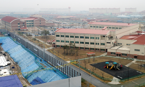 주한미군 용산기지와 의정부, 동두천 기지가 이전하게 될 평택기지(캠프 험프리스)가 10일 언론에 처음 공개됐다. 이 기지 면적은 1467만7700㎡(440여만 평)로 여의도의 5.5배 크기다.