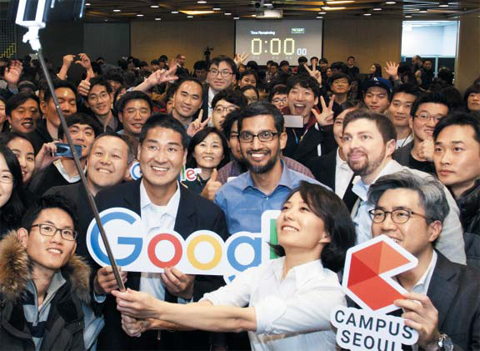 15일 서울 강남구 ‘구글캠퍼스 서울’에서 열린 특별 강연에서 구글의 선다 피차이 CEO(가운데 파란색 셔츠)와 참석자들이 셀카봉을 들고 사진을 찍고 있다. 피차이 CEO는 “구글은 항상 더 높은 곳을 향해 나아가고 있다”고 말했다. 