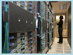 미국 요크타운 하이츠에 있는 IBM 왓슨 연구소에서 한 연구원이 여러 대의 서버를 연결해 만든 수퍼컴을 점검하고 있다