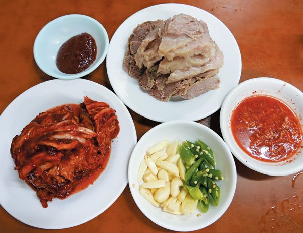 군더더기 없이 단순한 맛이 일품인 ‘장수보쌈’의 보쌈 상차림.