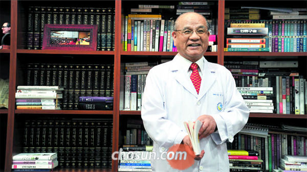 김선태 목사가 서울 강서구 실로암 안과병원 원장실에서 해외 의료봉사에 대해 말하고 있다.