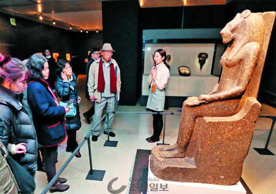 18일 관람객들이 인간의 몸에 암사자 머리를 한‘세크메트 좌상’앞에서 도슨트(전시해설사)의 설명을 듣고 있다.