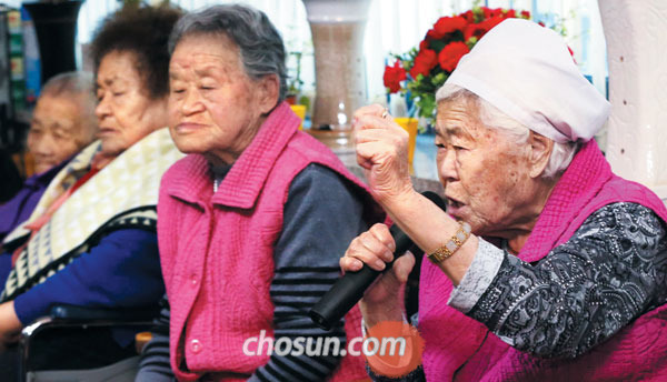 위안부 피해자인 이옥선(맨 오른쪽) 할머니가 28일 오후 경기도 광주시 퇴촌면 '나눔의 집'에서 회담 결과에 대해 발언하고 있다.