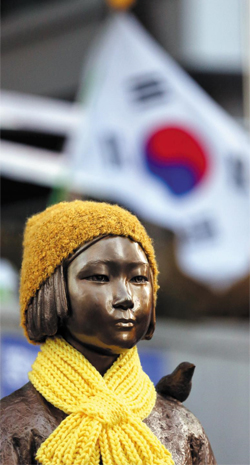 일본군위안부 문제 해결을 위한 한·일 외교장관 회담이 열린 28일 서울 종로구 중학동 주한일본대사관 앞 위안부 소녀상에 누군가가 모자를 씌우고 목도리를 둘러놓았다.