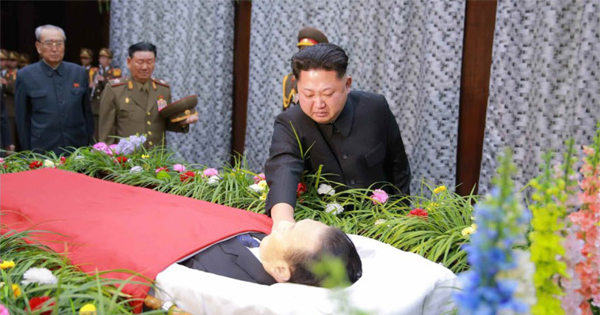 김양건 빈소 찾은 김정은 - 김정은 노동당 제1비서가 지난 30일 김양건 노동당 대남비서의 빈소를 찾아 김 비서의 관에 손을 얹으며 침통한 표정을 짓고 있다. 북한은 김 비서가 지난 29일 교통사고로 숨졌다고 밝혔다.