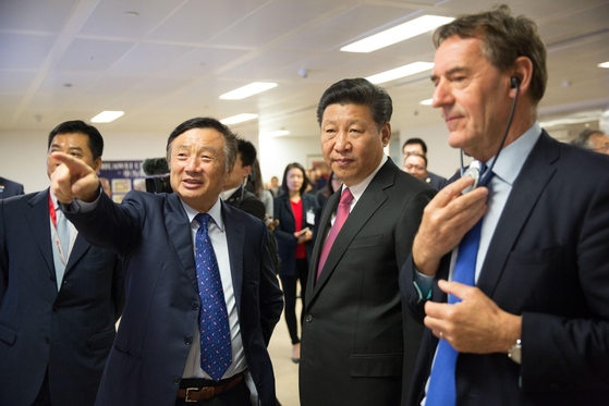 시진핑 중국 국가주석(오른쪽에서 두번째)이 지난해 10월 영국 방문 때 찾은 화웨이 영국법인에서 런정페이 창업자(3번째)가 현지 사업을 설명하고 있다./블룸버그 제공