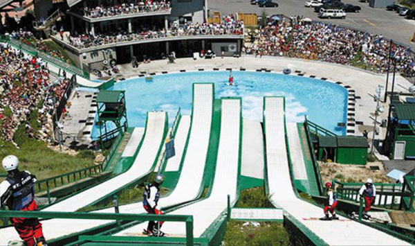 스키 점프대 아래에 풀장을 설치해 관광객들을 모으고 있는 미국 유타주 솔트레이크시티의 올림픽 파크.