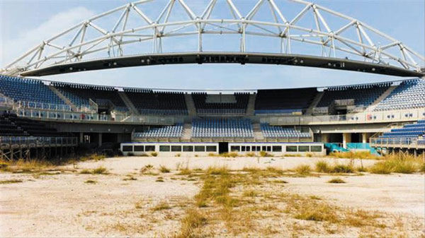 올림픽이 끝난 뒤 경기장 활용에 실패한 그리스 아테네 비치발리볼 경기장의 모습.