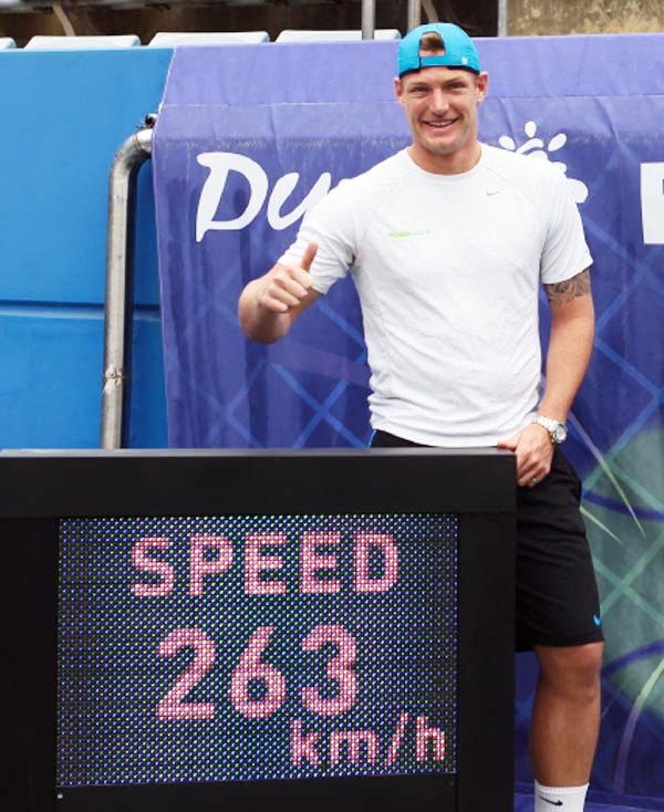 호주의 샘 그로스가 2012년 ATP 챌린저 대회 부산오픈에서 시속 263㎞의 사상 가장 빠른 서브 기록을 세우고 기념사진을 찍는 모습