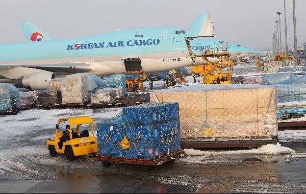 인천공항 활주로에서 해외로 수출되는 화물들이 항공기에 운반되고 있다./조선일보DB